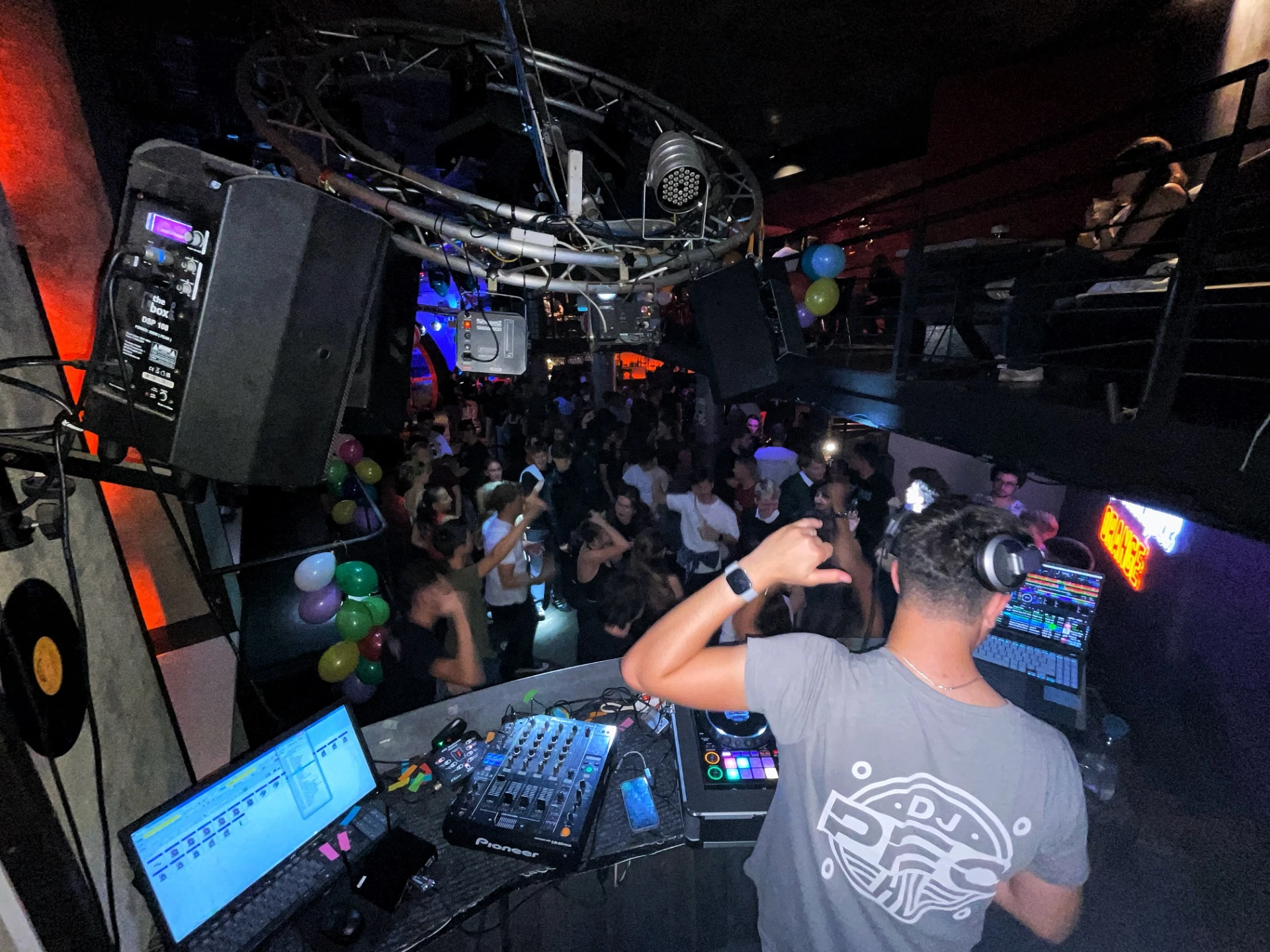 DJ PEO za mixážním pultem